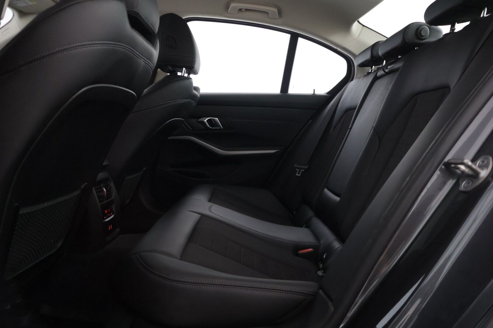 BMW 320 2022 G20 Sedan 320e A Charged Edition - | 2.Om Suomi-auto | Digimittaristo | Urheilupenkit | Puolinahat | Hifit | BMW Led | Comfort access | CarPlay | Tutkat |