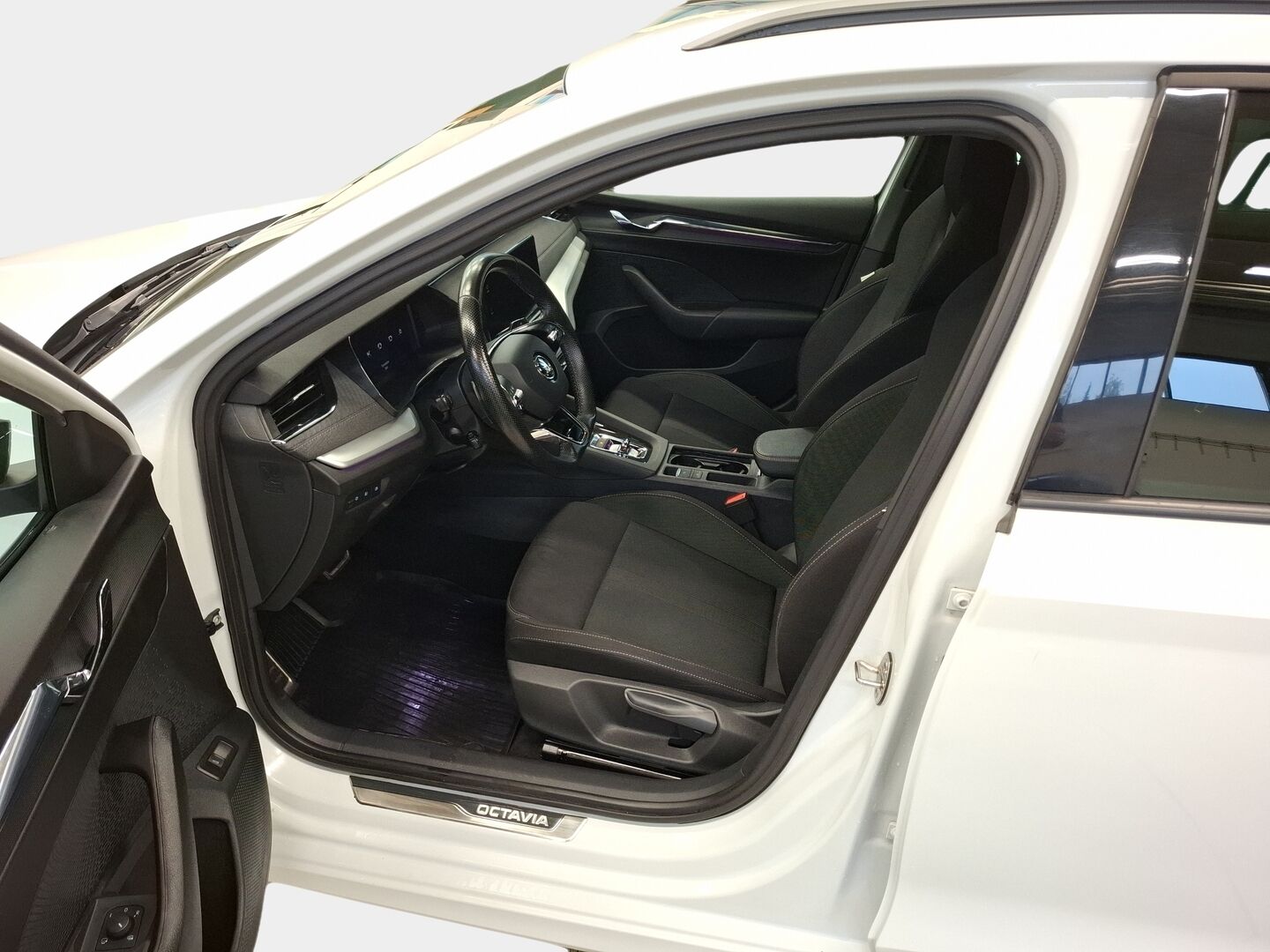 Skoda Octavia 2021 Combi 1,5 TSI Style eTEC DSG Autom // Webasto / ACC / Koukku / Matrix-led / HUD // - 2x erittäin hyvät renkaat / Dynamic paketti / Keyless