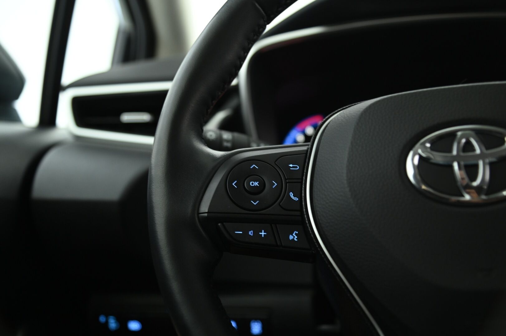 Toyota Corolla 2021 Sedan 1,8 Hybrid Active Edition *ACC / Koukku / Digimittari / Ratinlämmitin / Navi / LED / Lohko* - 1-om. Suomiauto / Merkkihuollettu / Kahdet hyvät renkaat