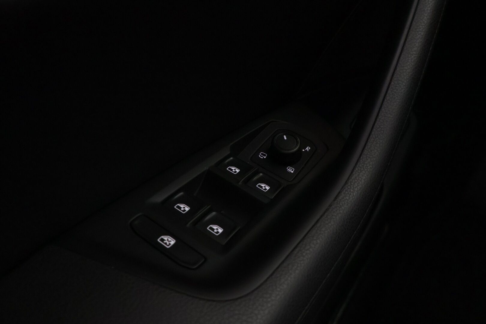 Volkswagen Passat 2018 Sedan GTE Plug-In Hybrid 160 kW (218 hv) DSG - ACC / Vetokoukku / Lohko Sisäpistokkeella / Siisti! 