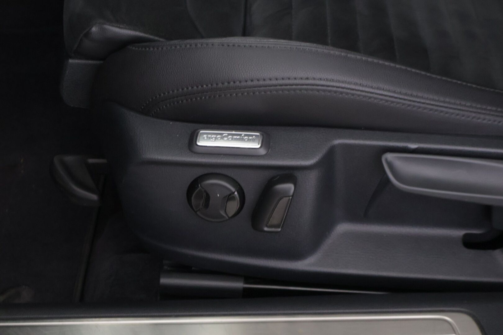 Volkswagen Passat 2018 Sedan GTE Plug-In Hybrid 160 kW (218 hv) DSG - ACC / Vetokoukku / Lohko Sisäpistokkeella / Siisti! 