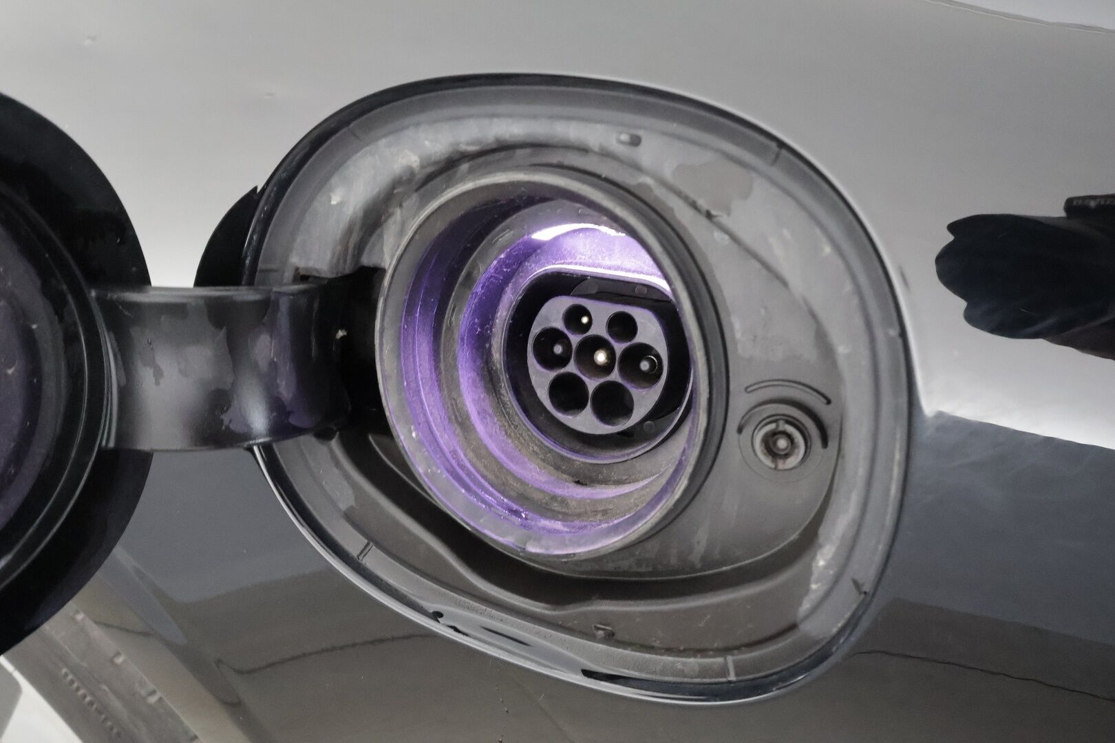 Volvo V90 2020 T8 AWD Business aut * Webasto / Koukku / ACC / LED / P.Tutkat / Navi / Kaistavahti * - Kahdet renkaat aluvanteilla 