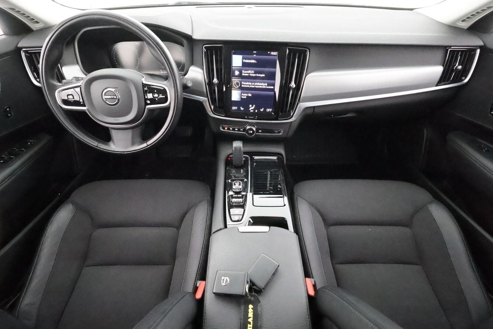 Volvo V90 2020 T8 AWD Business aut * Webasto / Koukku / ACC / LED / P.Tutkat / Navi / Kaistavahti * - Kahdet renkaat aluvanteilla 