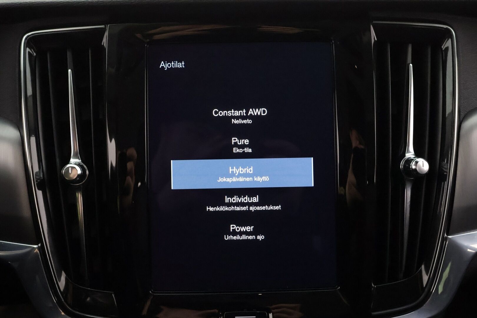 Volvo V90 2020 T8 AWD Business aut * Webasto / Koukku / ACC / LED / P.Tutkat / Navi / Kaistavahti * - Kahdet renkaat aluvanteilla 