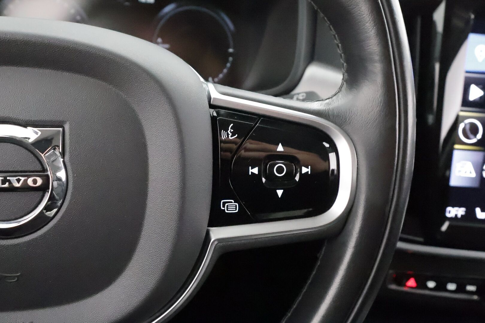 Volvo V90 2020 T8 AWD Business aut * Webasto / Koukku / ACC / LED / P.Tutkat / Navi / Kaistavahti * - Kahdet renkaat aluvanteilla 