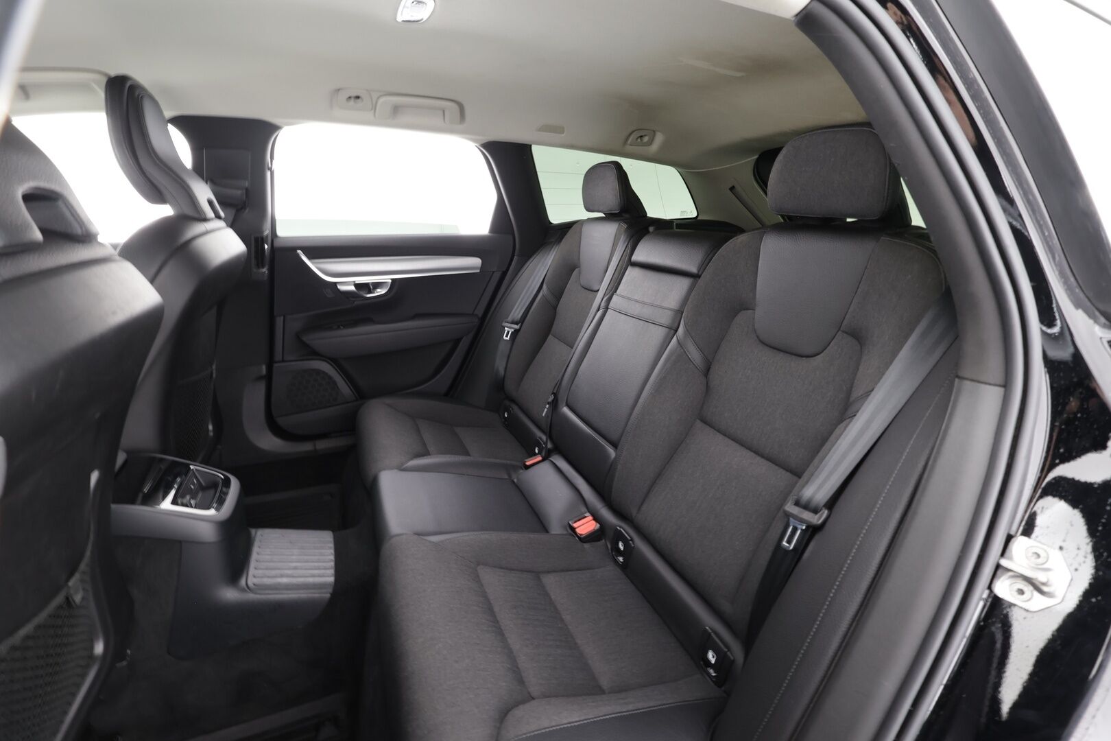 Volvo V90 2020 T8 AWD Business aut * Webasto / Koukku / ACC / LED / P.Tutkat / Navi / Kaistavahti * - Kahdet renkaat aluvanteilla 