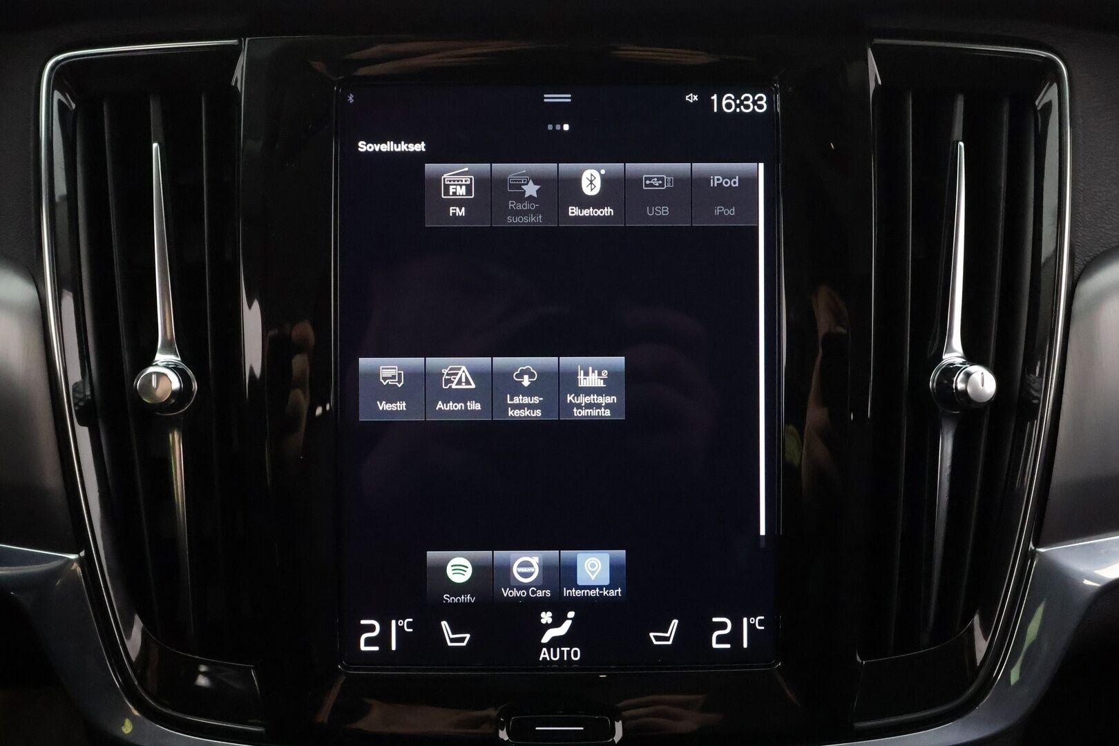 Volvo V90 2020 T8 AWD Business aut * Webasto / Koukku / ACC / LED / P.Tutkat / Navi / Kaistavahti * - Kahdet renkaat aluvanteilla 