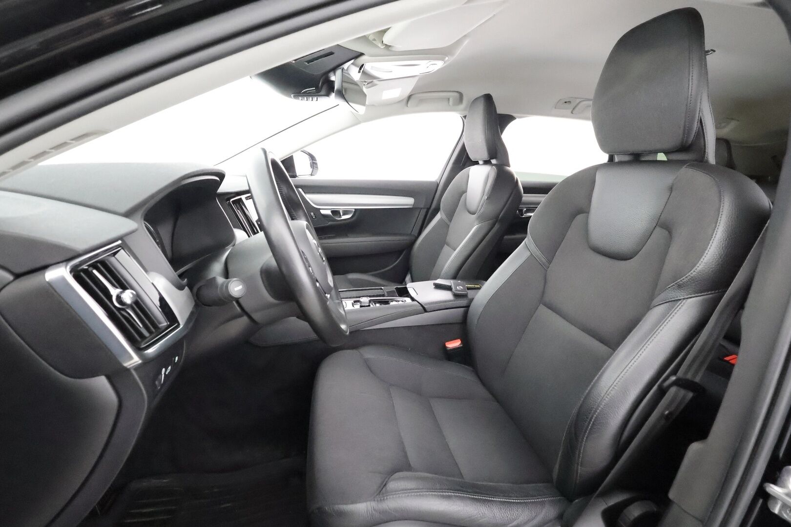 Volvo V90 2020 T8 AWD Business aut * Webasto / Koukku / ACC / LED / P.Tutkat / Navi / Kaistavahti * - Kahdet renkaat aluvanteilla 