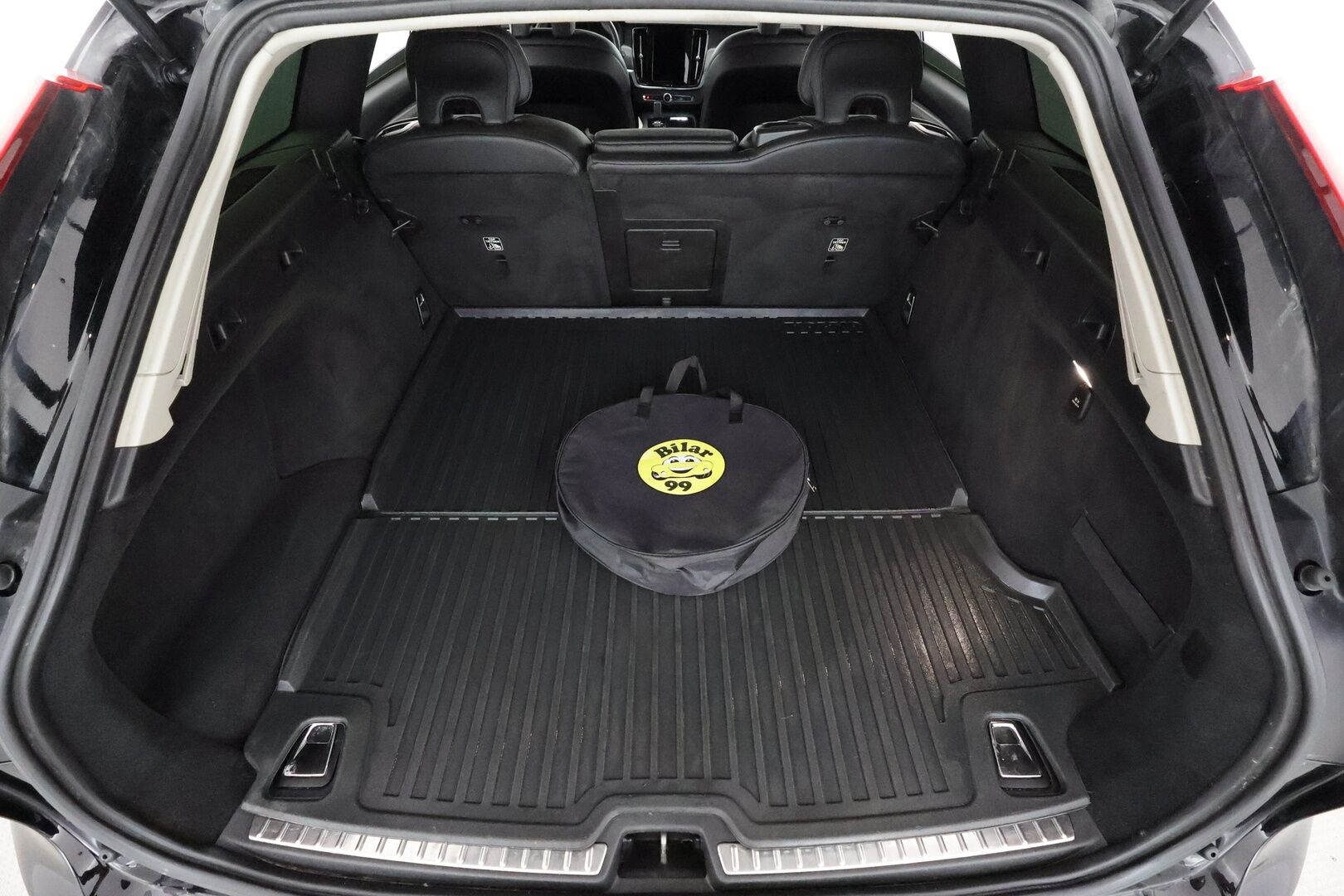 Volvo V90 2020 T8 AWD Business aut * Webasto / Koukku / ACC / LED / P.Tutkat / Navi / Kaistavahti * - Kahdet renkaat aluvanteilla 