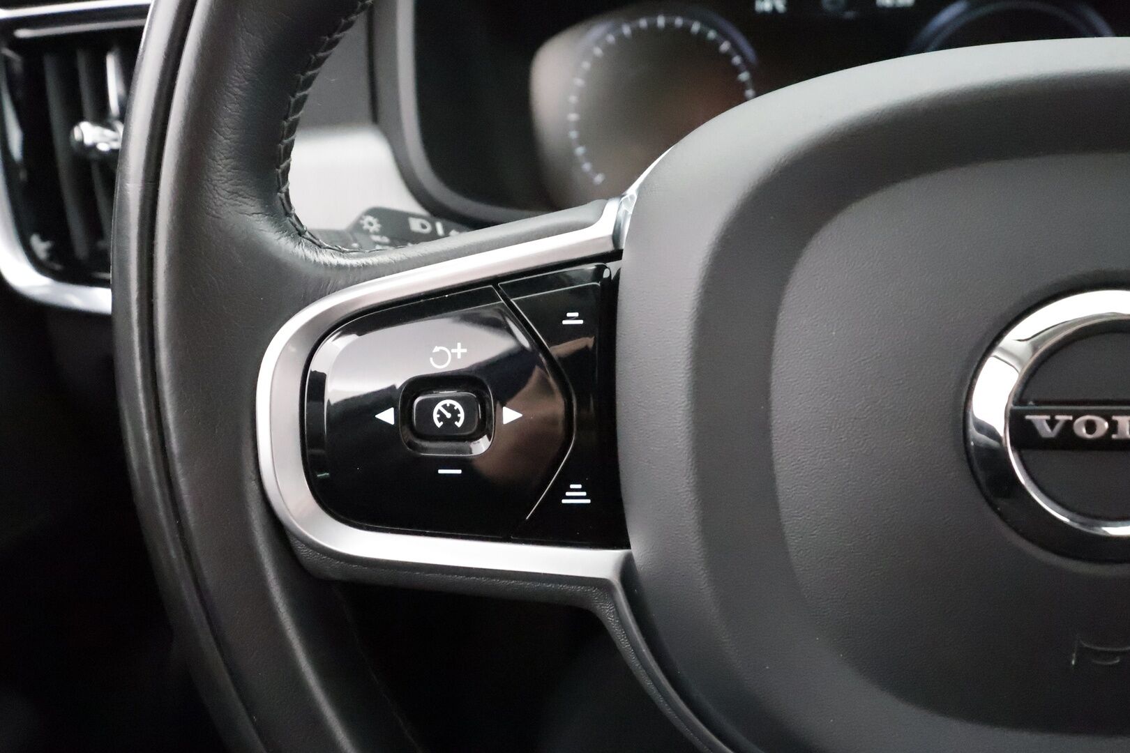 Volvo V90 2020 T8 AWD Business aut * Webasto / Koukku / ACC / LED / P.Tutkat / Navi / Kaistavahti * - Kahdet renkaat aluvanteilla 