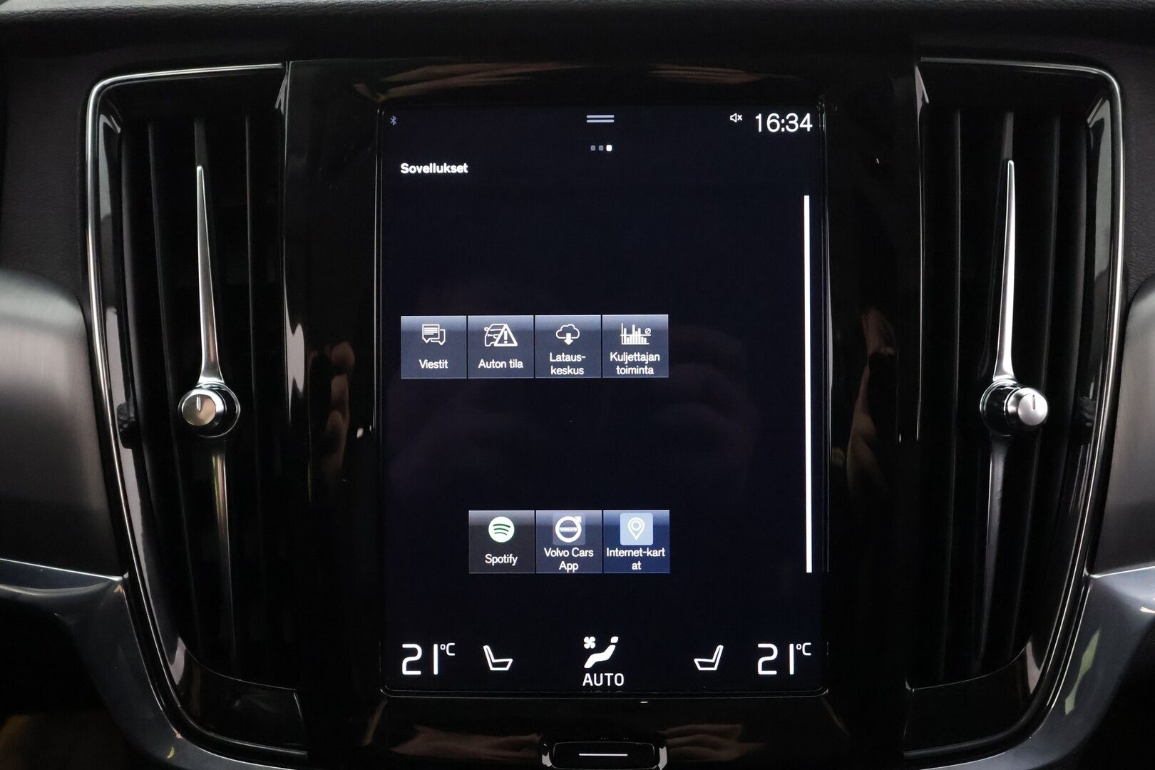 Volvo V90 2020 T8 AWD Business aut * Webasto / Koukku / ACC / LED / P.Tutkat / Navi / Kaistavahti * - Kahdet renkaat aluvanteilla 