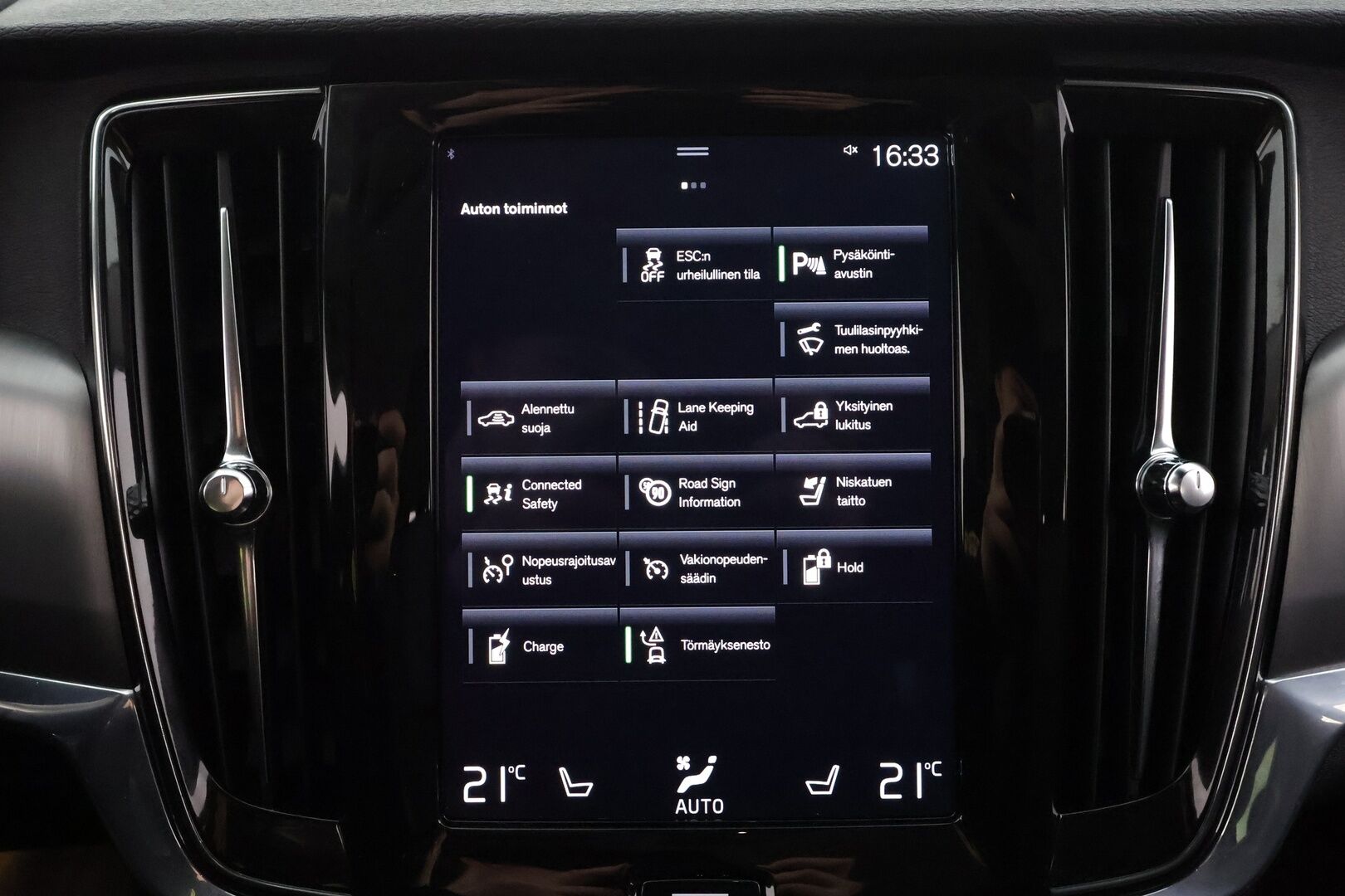 Volvo V90 2020 T8 AWD Business aut * Webasto / Koukku / ACC / LED / P.Tutkat / Navi / Kaistavahti * - Kahdet renkaat aluvanteilla 