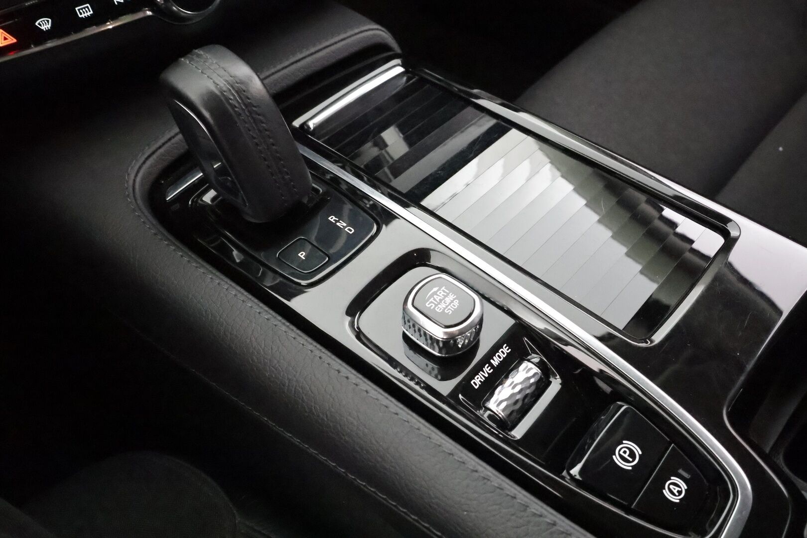 Volvo V90 2020 T8 AWD Business aut * Webasto / Koukku / ACC / LED / P.Tutkat / Navi / Kaistavahti * - Kahdet renkaat aluvanteilla 