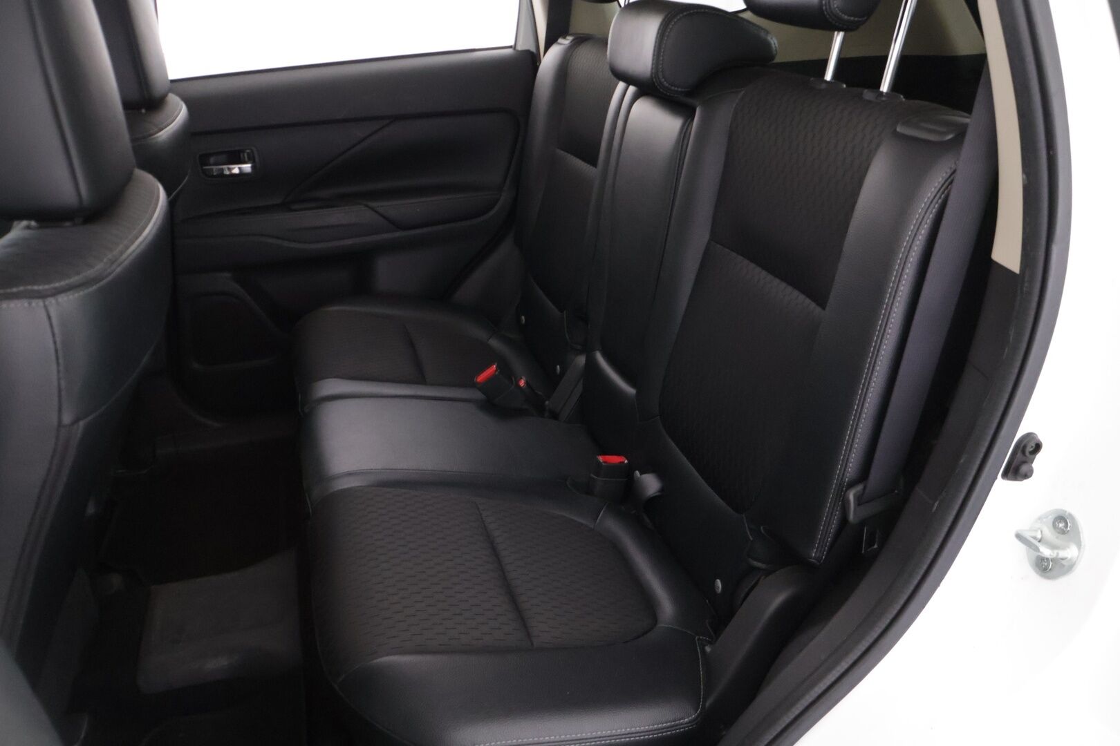 Mitsubishi OUTLANDER PHEV 2015 12kwh 4WD 5P *YritysOutlet - Myydään vain yrityksille* - *Koukku / P-Kamera / Keyless / Osanahka penkit / Navi / Cruise *