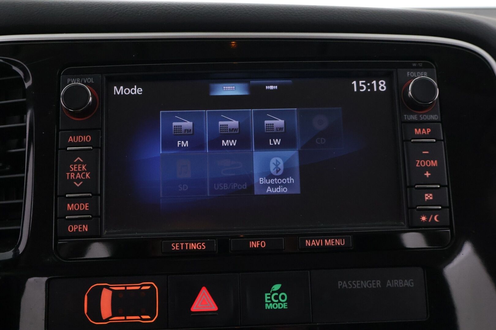 Mitsubishi OUTLANDER PHEV 2015 12kwh 4WD 5P *YritysOutlet - Myydään vain yrityksille* - *Koukku / P-Kamera / Keyless / Osanahka penkit / Navi / Cruise *