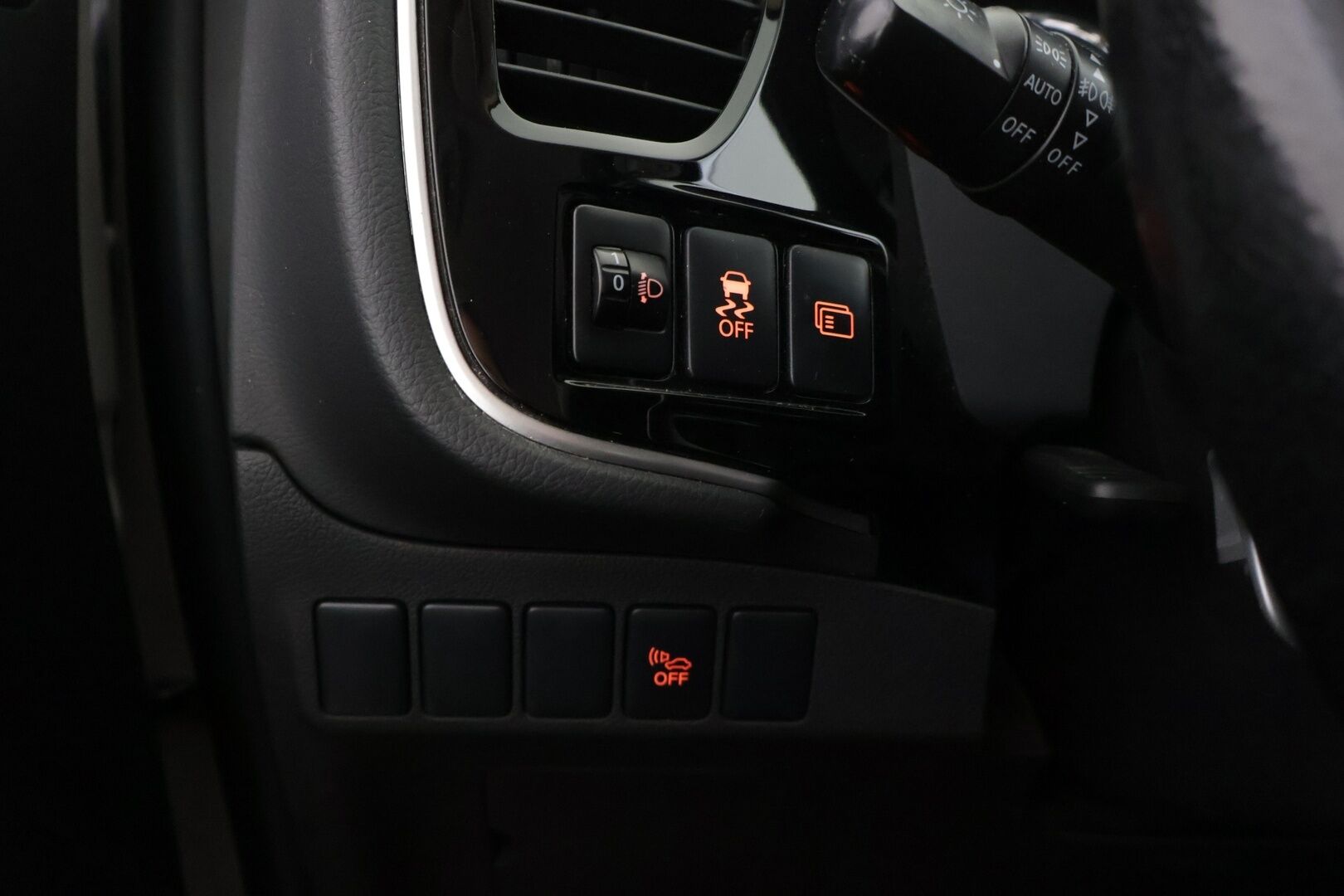 Mitsubishi OUTLANDER PHEV 2015 12kwh 4WD 5P *YritysOutlet - Myydään vain yrityksille* - *Koukku / P-Kamera / Keyless / Osanahka penkit / Navi / Cruise *