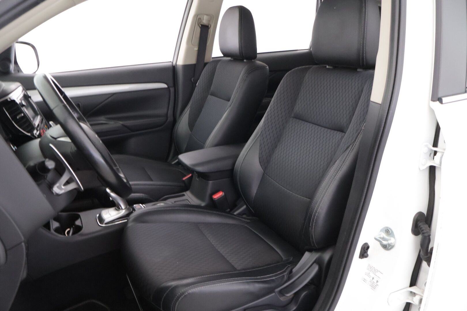 Mitsubishi OUTLANDER PHEV 2015 12kwh 4WD 5P *YritysOutlet - Myydään vain yrityksille* - *Koukku / P-Kamera / Keyless / Osanahka penkit / Navi / Cruise *