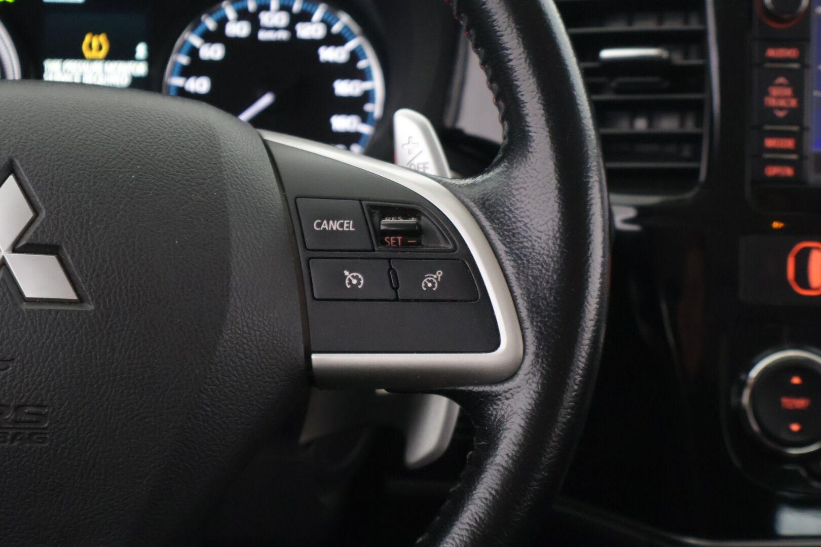 Mitsubishi OUTLANDER PHEV 2015 12kwh 4WD 5P *YritysOutlet - Myydään vain yrityksille* - *Koukku / P-Kamera / Keyless / Osanahka penkit / Navi / Cruise *