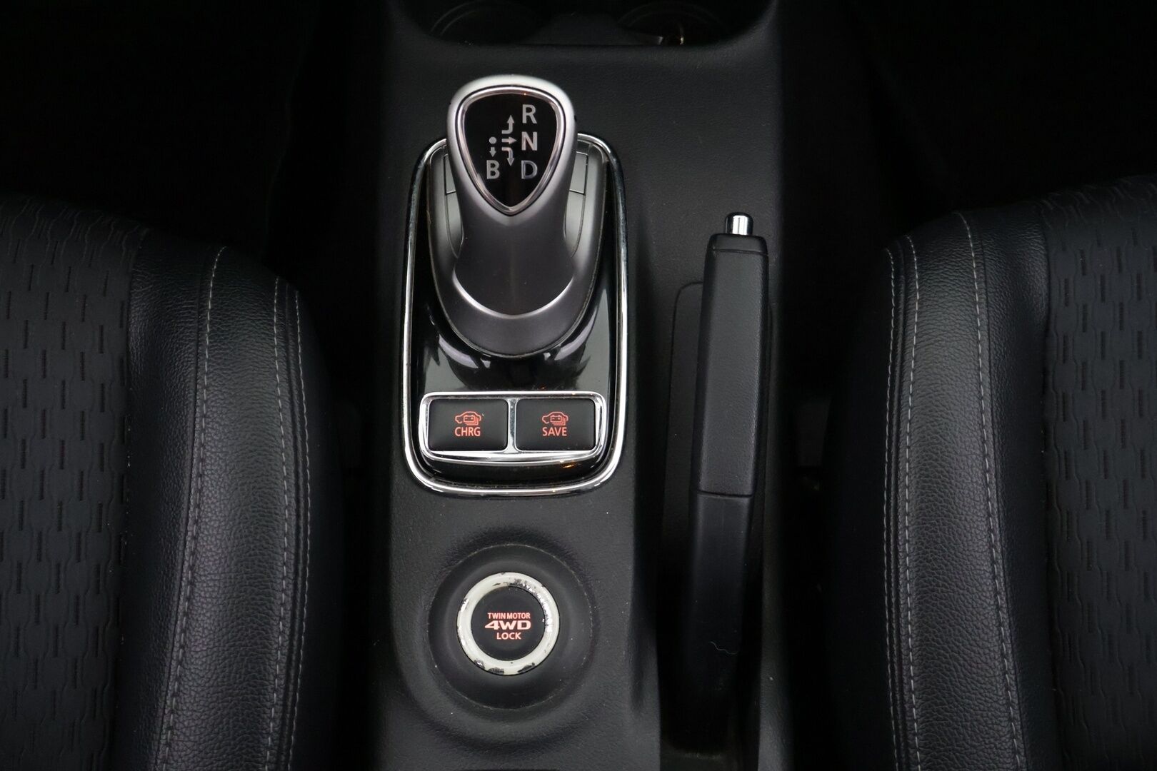 Mitsubishi OUTLANDER PHEV 2015 12kwh 4WD 5P *YritysOutlet - Myydään vain yrityksille* - *Koukku / P-Kamera / Keyless / Osanahka penkit / Navi / Cruise *