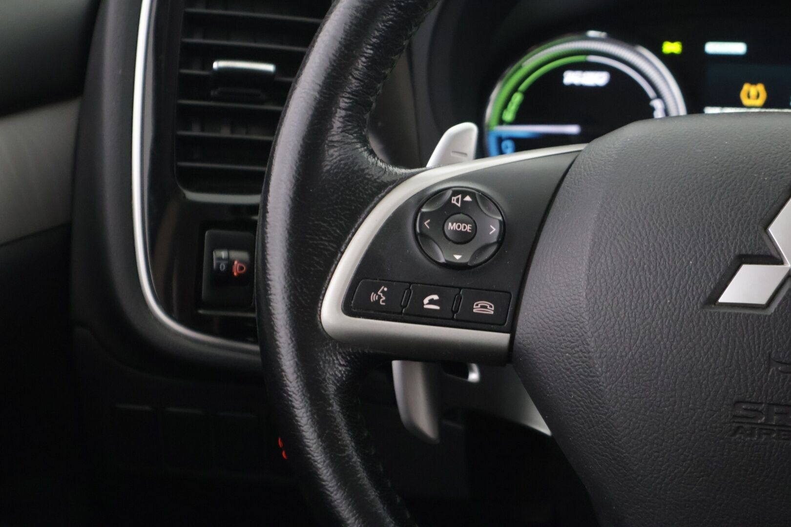 Mitsubishi OUTLANDER PHEV 2015 12kwh 4WD 5P *YritysOutlet - Myydään vain yrityksille* - *Koukku / P-Kamera / Keyless / Osanahka penkit / Navi / Cruise *