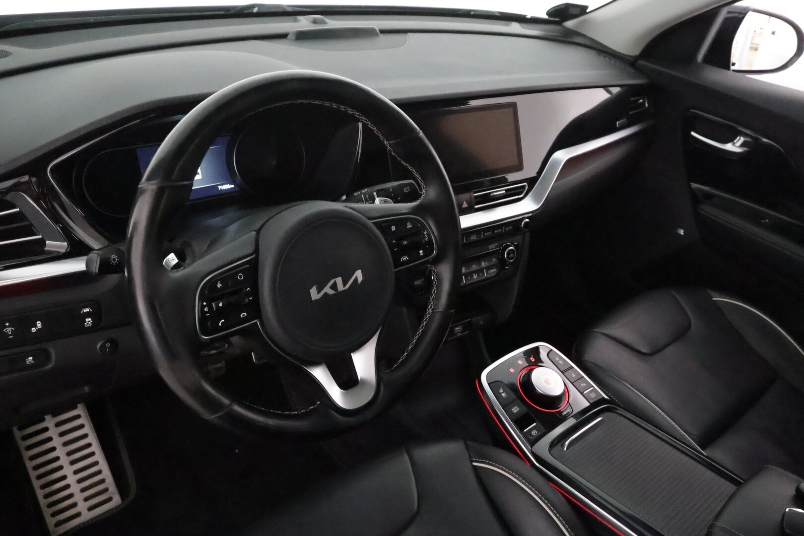 Kia Niro 2022 Business Luxury 64,8 kWh 204 hv **Lämpöpumppu / JBL / Lasikattoluukku / Muistipenkki / Adapt.vakkari / Ilmastoidut penkit** - 1.om Suomi-auto / Akku kuntotarkastettu / Merkkihuollettu / Kahdet renkaat aluvanteilla / KeylessGo / Digimittaristo