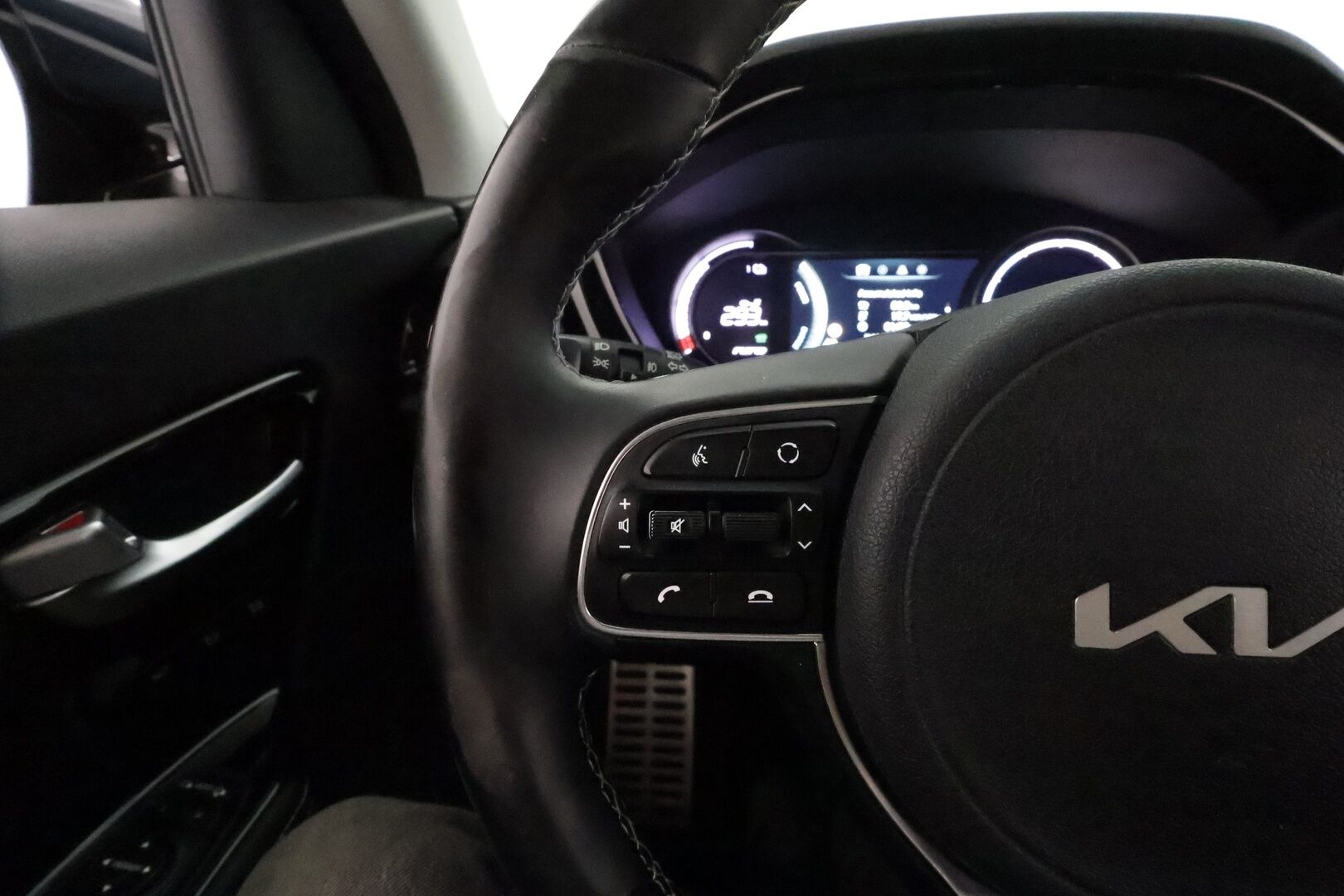 Kia Niro 2022 Business Luxury 64,8 kWh 204 hv **Lämpöpumppu / JBL / Lasikattoluukku / Muistipenkki / Adapt.vakkari / Ilmastoidut penkit** - 1.om Suomi-auto / Akku kuntotarkastettu / Merkkihuollettu / Kahdet renkaat aluvanteilla / KeylessGo / Digimittaristo