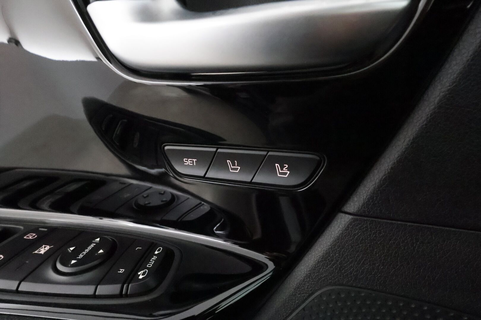 Kia Niro 2022 Business Luxury 64,8 kWh 204 hv **Lämpöpumppu / JBL / Lasikattoluukku / Muistipenkki / Adapt.vakkari / Ilmastoidut penkit** - 1.om Suomi-auto / Akku kuntotarkastettu / Merkkihuollettu / Kahdet renkaat aluvanteilla / KeylessGo / Digimittaristo