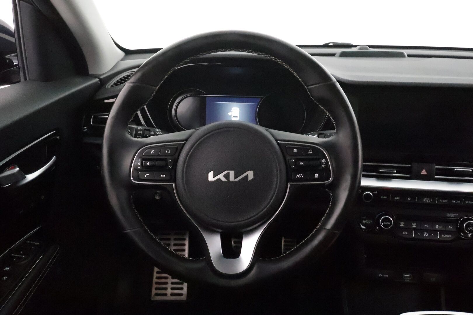 Kia Niro 2022 Business Luxury 64,8 kWh 204 hv **Lämpöpumppu / JBL / Lasikattoluukku / Muistipenkki / Adapt.vakkari / Ilmastoidut penkit** - 1.om Suomi-auto / Akku kuntotarkastettu / Merkkihuollettu / Kahdet renkaat aluvanteilla / KeylessGo / Digimittaristo