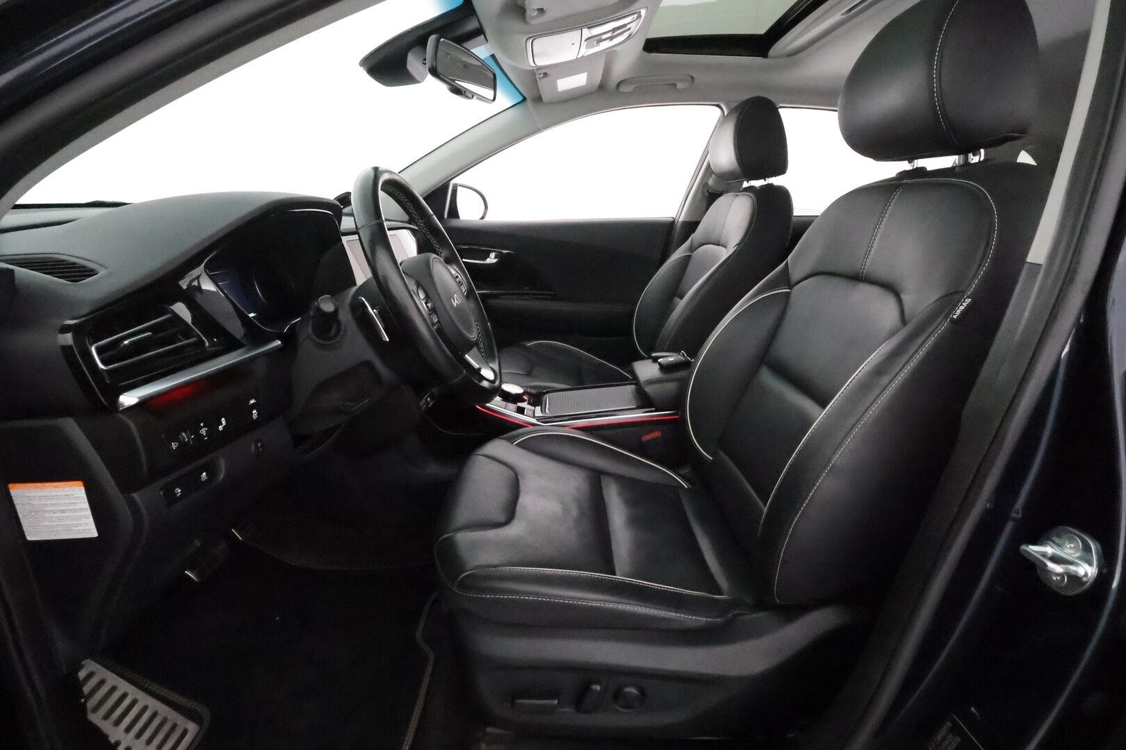 Kia Niro 2022 Business Luxury 64,8 kWh 204 hv **Lämpöpumppu / JBL / Lasikattoluukku / Muistipenkki / Adapt.vakkari / Ilmastoidut penkit** - 1.om Suomi-auto / Akku kuntotarkastettu / Merkkihuollettu / Kahdet renkaat aluvanteilla / KeylessGo / Digimittaristo