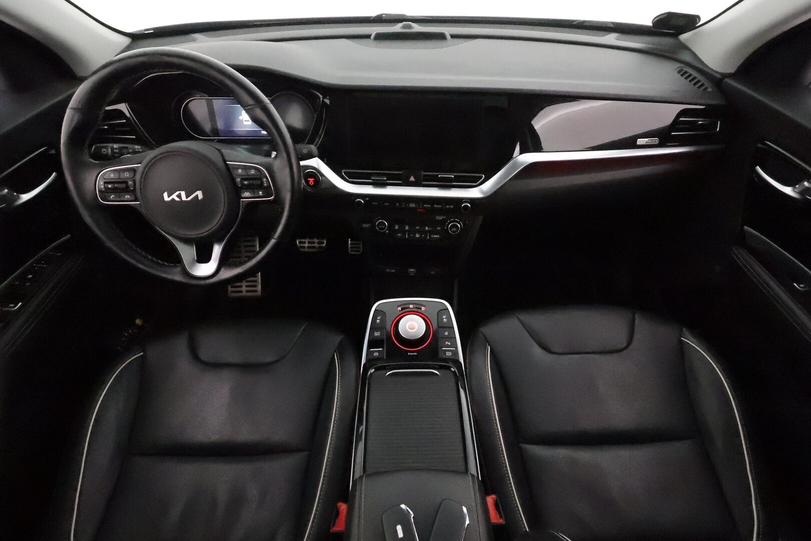 Kia Niro 2022 Business Luxury 64,8 kWh 204 hv **Lämpöpumppu / JBL / Lasikattoluukku / Muistipenkki / Adapt.vakkari / Ilmastoidut penkit** - 1.om Suomi-auto / Akku kuntotarkastettu / Merkkihuollettu / Kahdet renkaat aluvanteilla / KeylessGo / Digimittaristo