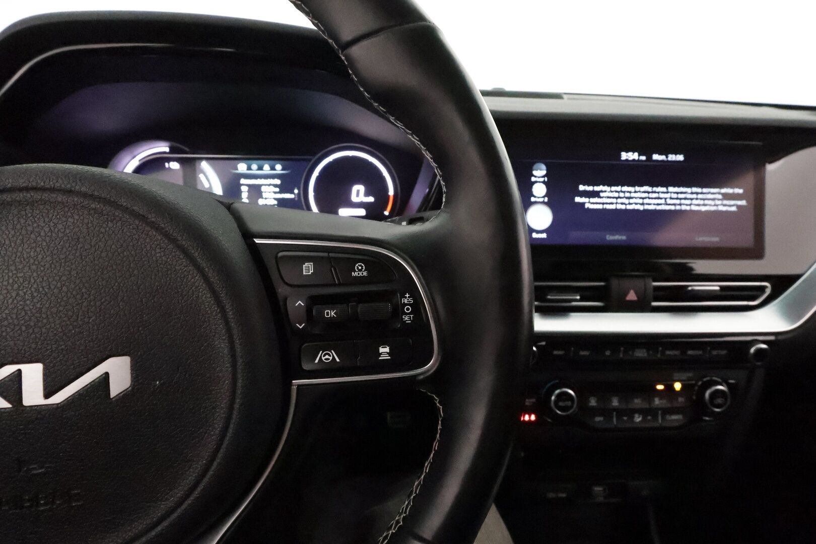 Kia Niro 2022 Business Luxury 64,8 kWh 204 hv **Lämpöpumppu / JBL / Lasikattoluukku / Muistipenkki / Adapt.vakkari / Ilmastoidut penkit** - 1.om Suomi-auto / Akku kuntotarkastettu / Merkkihuollettu / Kahdet renkaat aluvanteilla / KeylessGo / Digimittaristo