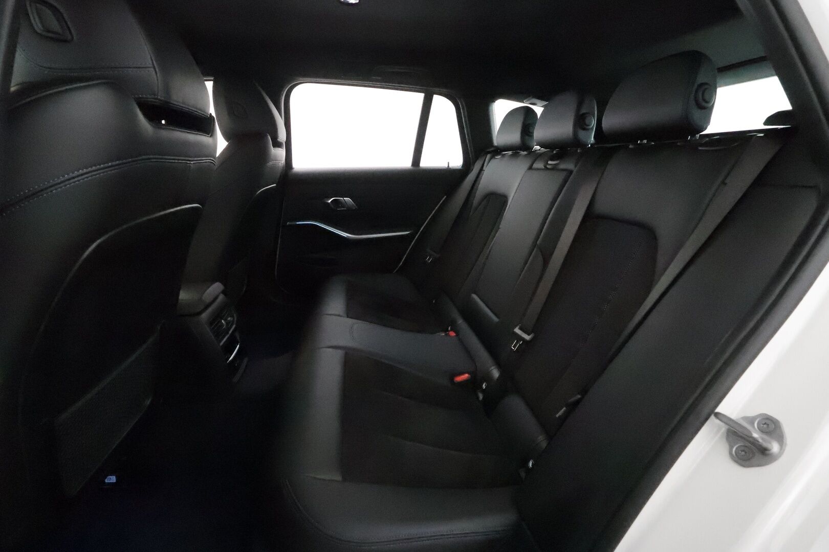 BMW 320 2022 G21 Touring 320e xDrive A Charged Edition M Sport *ACC / Laser / Hifit / P.kamera / Koukku / Navi / Sporttipenkit * - Akku kuntotarkastettu / Suomi-auto / Kahdet renkaat aluvanteilla / Merkkihuollettu - HULLU BLACKWEEK KORKOTARJOUS 2,49%