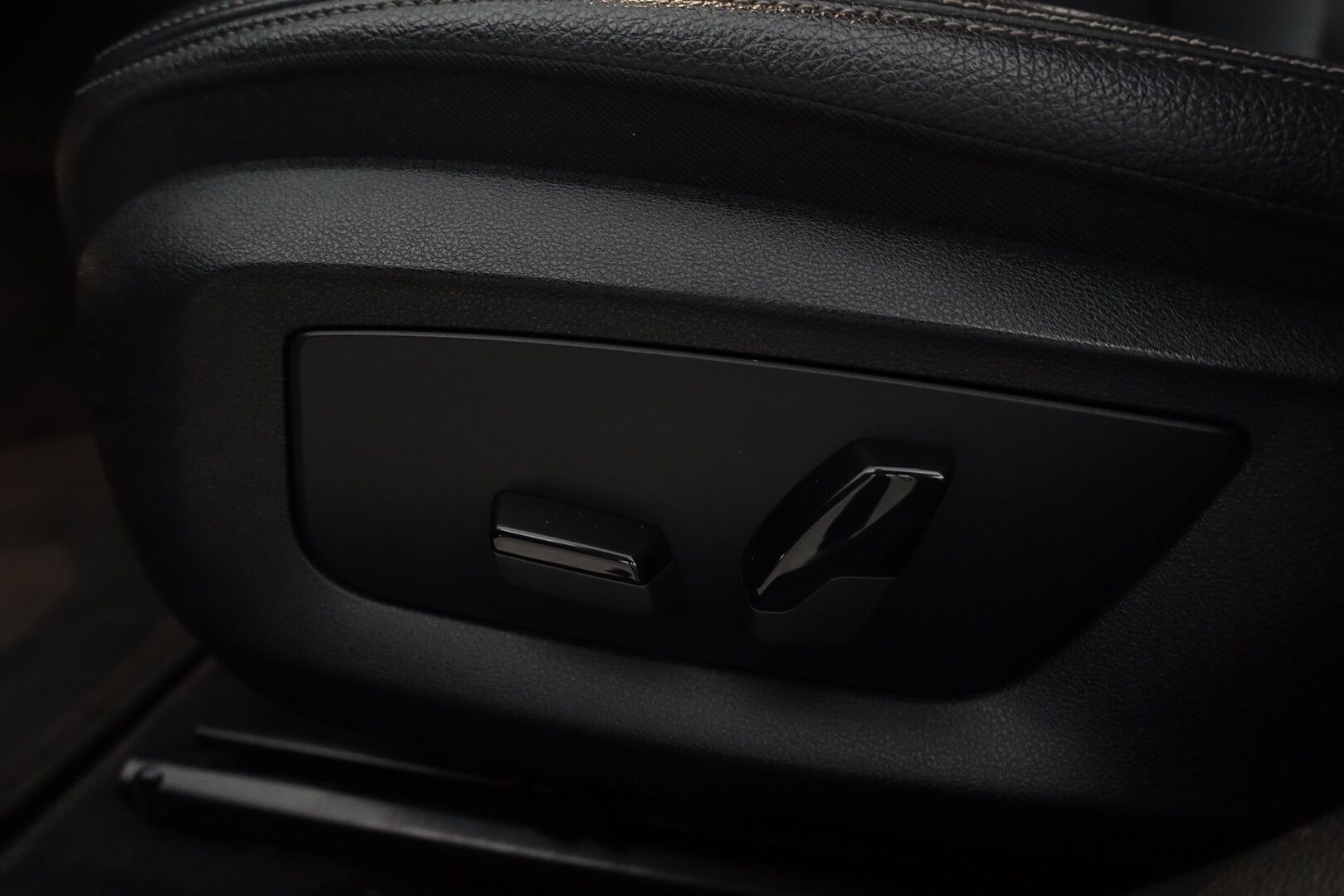 BMW 530 2018 G31 Touring 530d A xDrive Business - | Webasto | HUD | BLIS | Vetokoukku | Vakkari | Prof. Navi | Sähkönahat | HiFi | Adapt.LED | P. Tutkat | 2x Renkaat & Vanteet | - KORKO VAIN 3,99 %