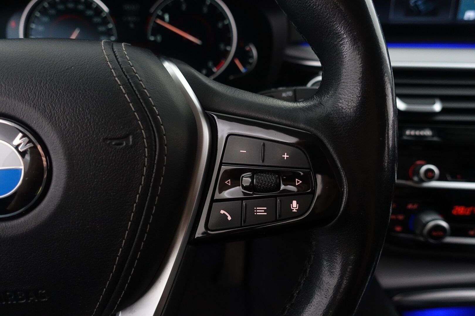 BMW 530 2018 G31 Touring 530d A xDrive Business - | Webasto | HUD | BLIS | Vetokoukku | Vakkari | Prof. Navi | Sähkönahat | HiFi | Adapt.LED | P. Tutkat | 2x Renkaat & Vanteet | - KORKO VAIN 3,99 %