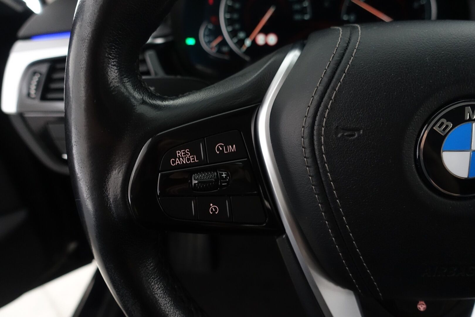 BMW 530 2018 G31 Touring 530d A xDrive Business - | Webasto | HUD | BLIS | Vetokoukku | Vakkari | Prof. Navi | Sähkönahat | HiFi | Adapt.LED | P. Tutkat | 2x Renkaat & Vanteet | - KORKO VAIN 3,99 %