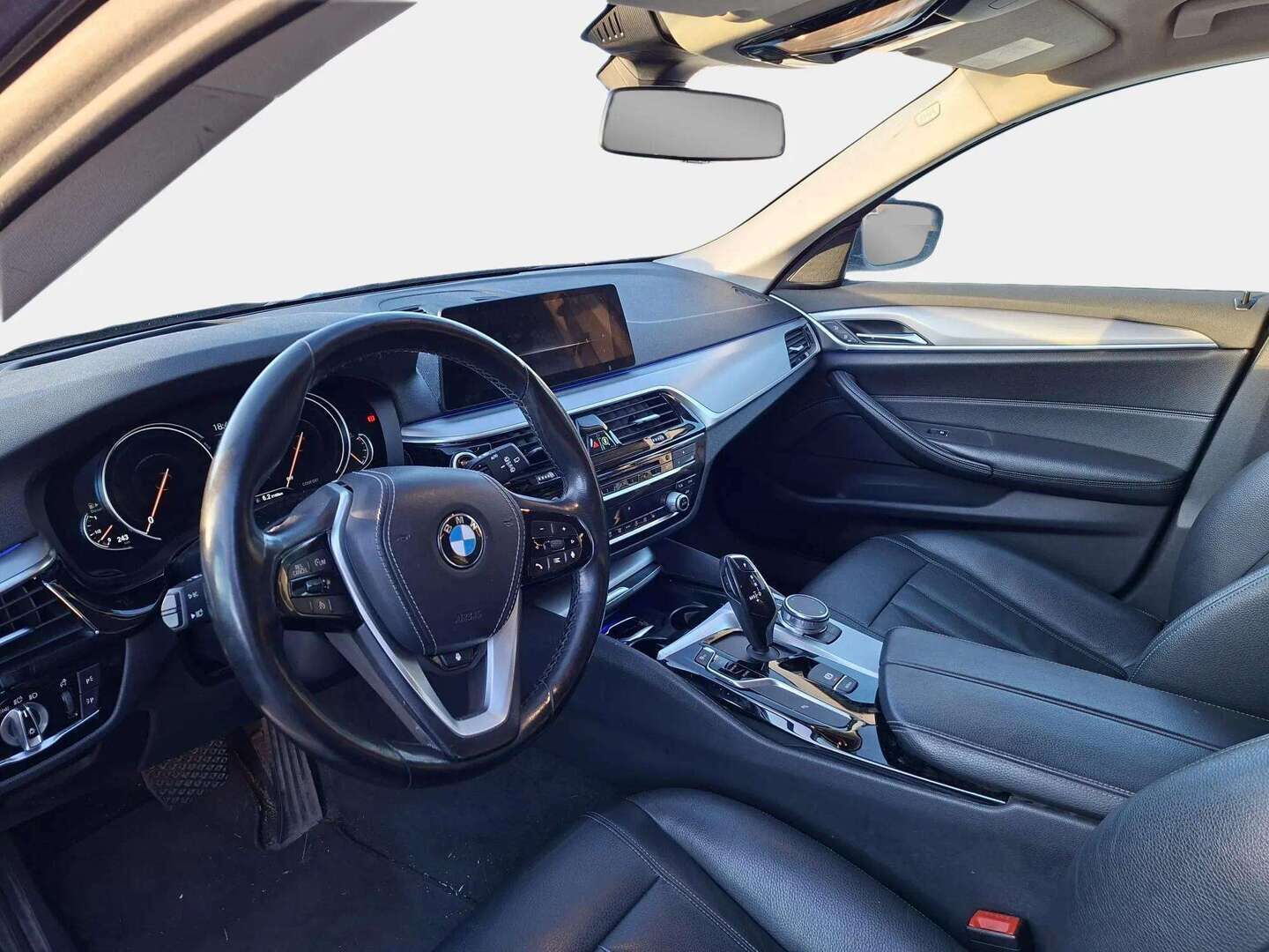 BMW 530 2018 G31 Touring 530d A xDrive Business - | Webasto | HUD | BLIS | Vetokoukku | Vakkari | Prof. Navi | Sähkönahat | HiFi | Adapt.LED | P. Tutkat | 2x Renkaat & Vanteet |