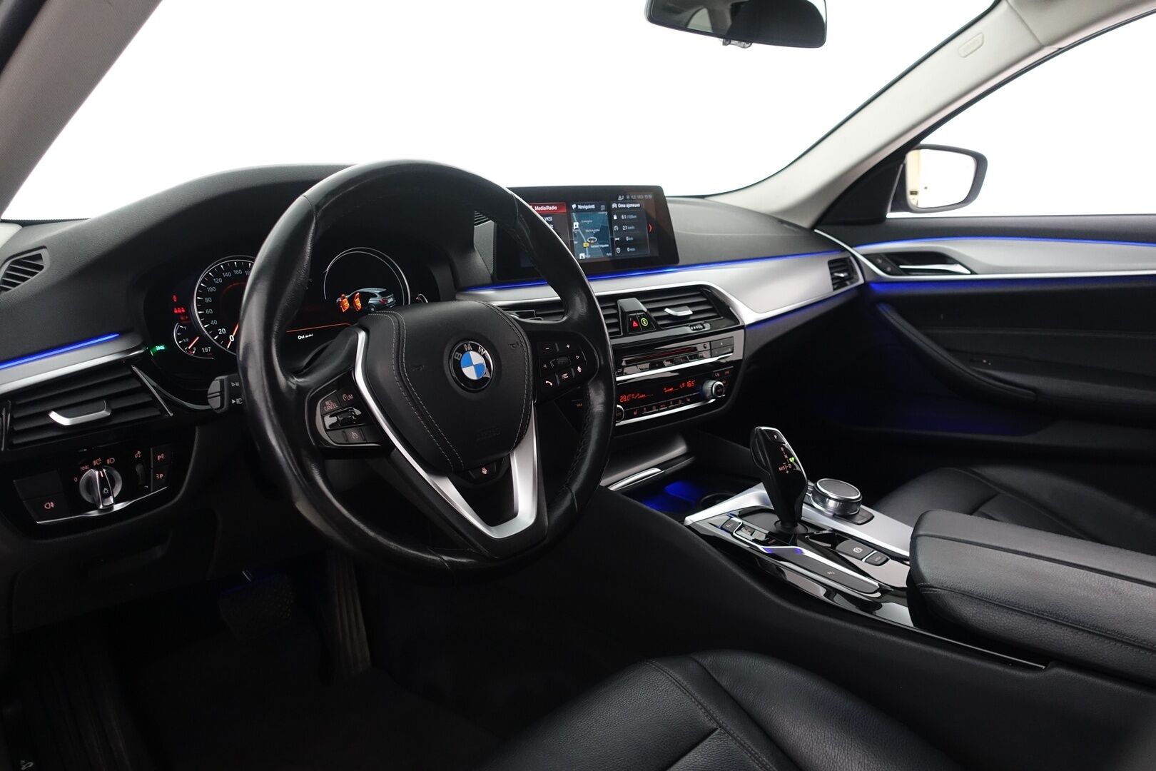 BMW 530 2018 G31 Touring 530d A xDrive Business - | Webasto | HUD | BLIS | Vetokoukku | Vakkari | Prof. Navi | Sähkönahat | HiFi | Adapt.LED | P. Tutkat | 2x Renkaat & Vanteet | - KORKO VAIN 3,99 %