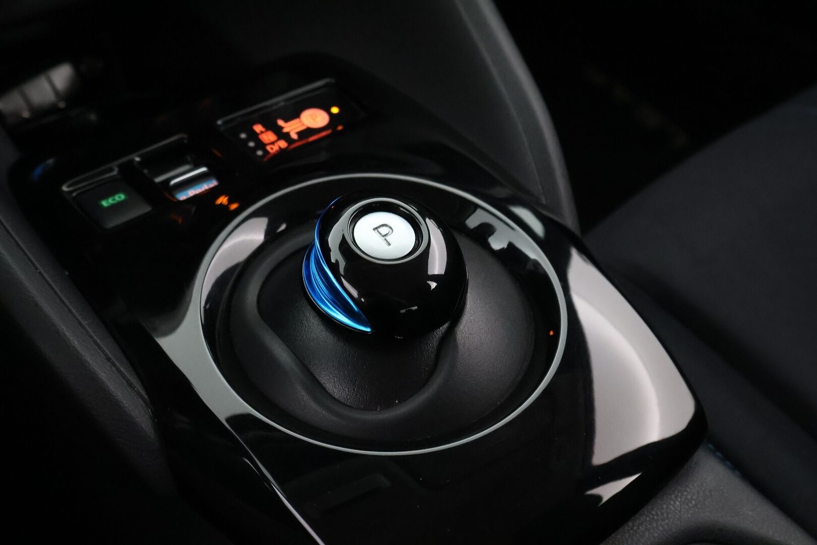 Nissan Leaf 2018 N-Connecta 40 kWh - Lämpöpumppu / Adapt.Vakkari / 360-Kamera / BLIS / Ratinlämmitin / Keyless / Juuri saapunut Tampereelle!