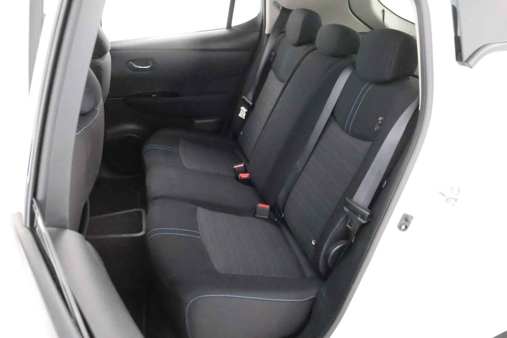 Nissan Leaf 2018 N-Connecta 40 kWh - Lämpöpumppu / Adapt.Vakkari / 360-Kamera / BLIS / Ratinlämmitin / Keyless / Juuri saapunut Tampereelle!