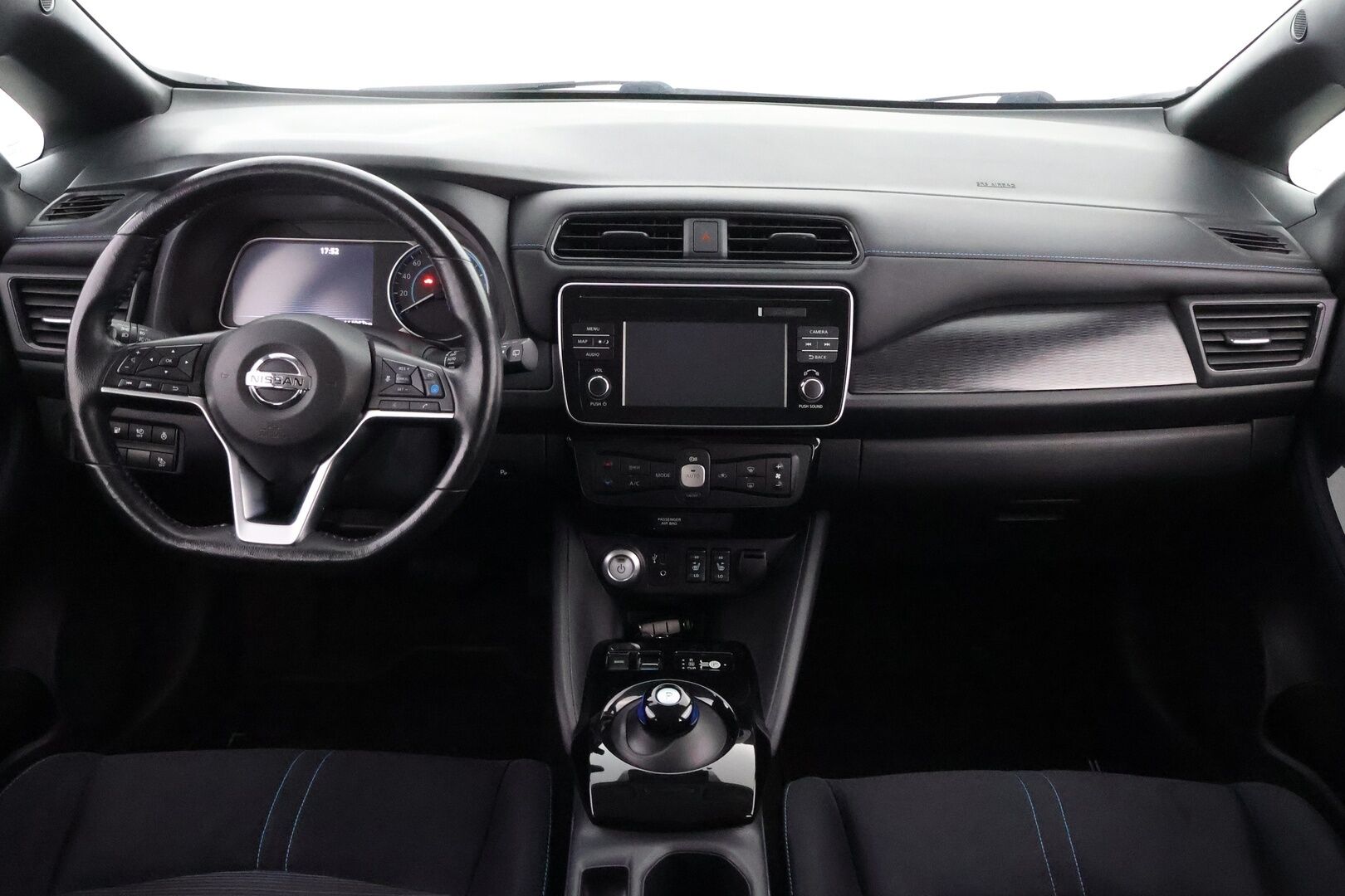 Nissan Leaf 2018 N-Connecta 40 kWh - Lämpöpumppu / Adapt.Vakkari / 360-Kamera / BLIS / Ratinlämmitin / Keyless / Juuri saapunut Tampereelle!