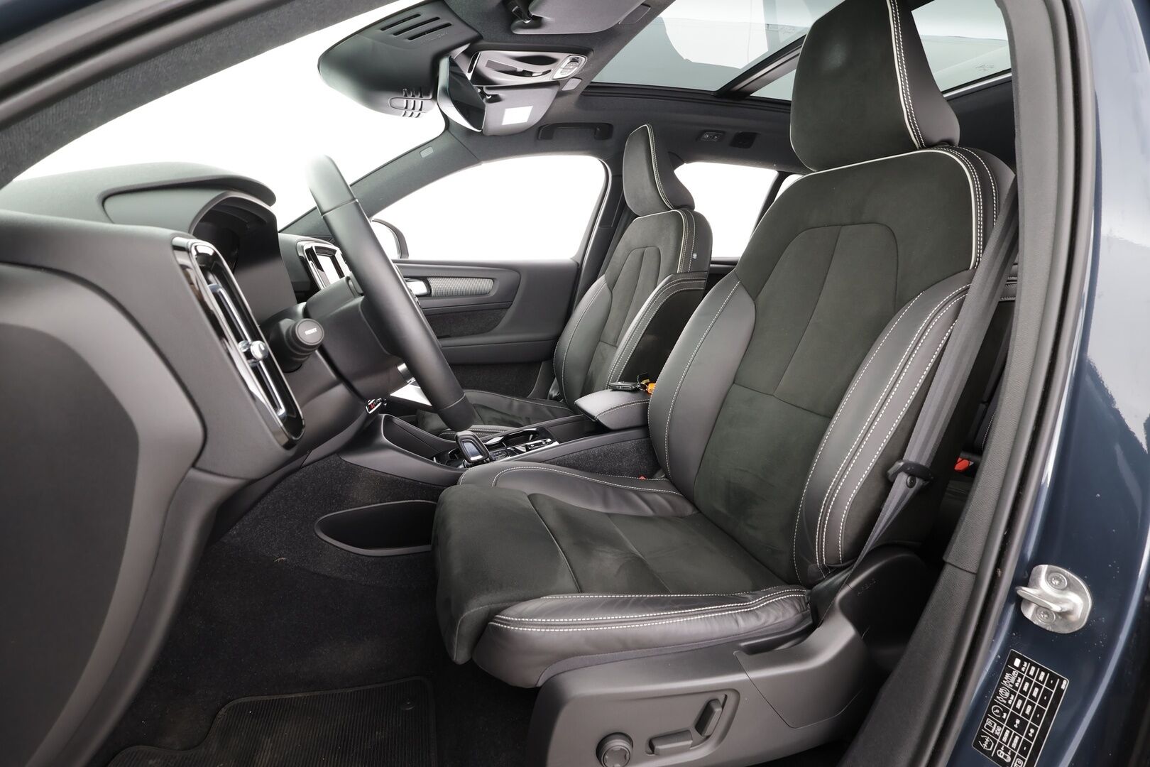 Volvo XC40 2022 T5 TwE R-Design Edition aut * ACC / 360° / Muistipenkki / Full LED / Panorama / Webasto / Koukku / Navi / Keyless * - 1.Om Suomi-auto / Kahdet renkaat aluvanteilla / Merkkihuollettu / Huippuvarusteet