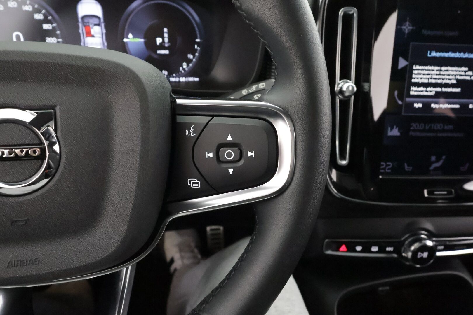 Volvo XC40 2022 T5 TwE R-Design Edition aut * ACC / 360° / Muistipenkki / Full LED / Panorama / Webasto / Koukku / Navi / Keyless * - 1.Om Suomi-auto / Kahdet renkaat aluvanteilla / Merkkihuollettu / Huippuvarusteet