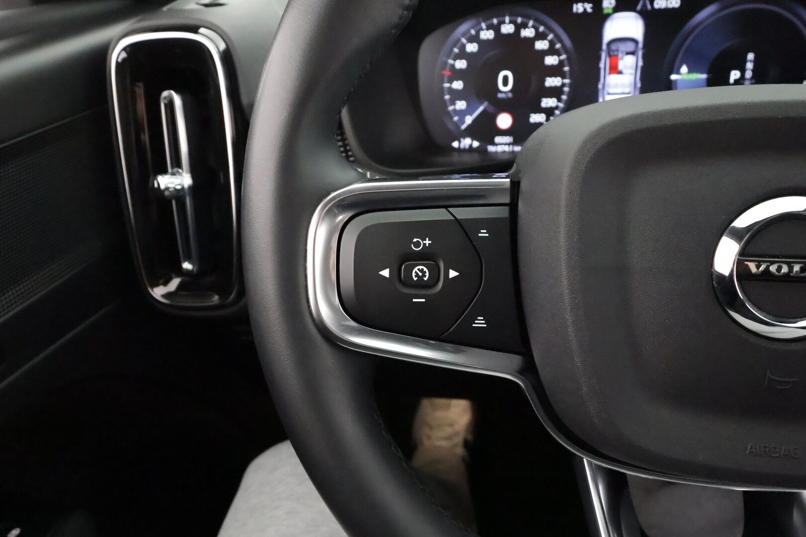 Volvo XC40 2022 T5 TwE R-Design Edition aut * ACC / 360° / Muistipenkki / Full LED / Panorama / Webasto / Koukku / Navi / Keyless * - 1.Om Suomi-auto / Kahdet renkaat aluvanteilla / Merkkihuollettu / Huippuvarusteet