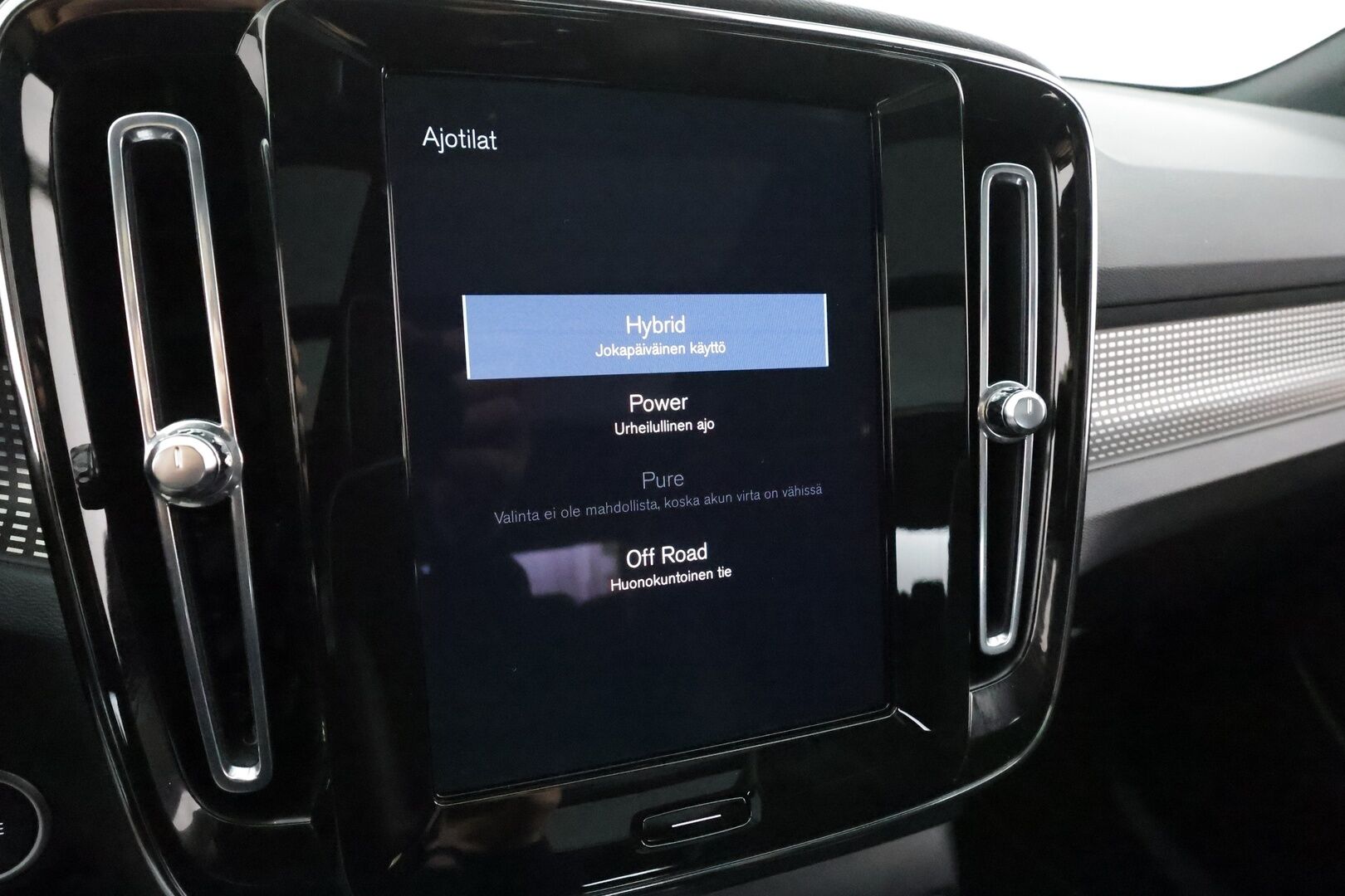 Volvo XC40 2022 T5 TwE R-Design Edition aut * ACC / 360° / Muistipenkki / Full LED / Panorama / Webasto / Koukku / Navi / Keyless * - 1.Om Suomi-auto / Kahdet renkaat aluvanteilla / Merkkihuollettu / Huippuvarusteet