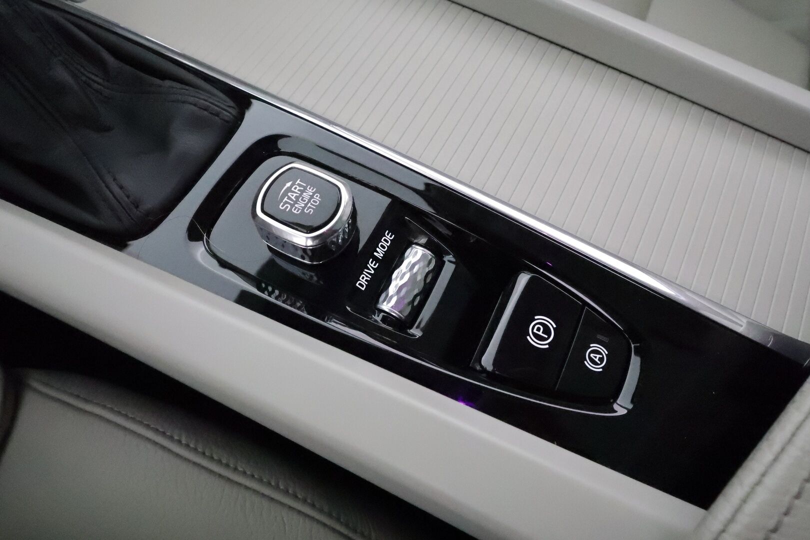 Volvo V60 2019 D4 Momentum aut *ACC / B&W / P.kamera / Full LED / Muistipenkit / Panorama / Navi / Vaaleat nahat* - Kahdet renkaat aluvanteilla