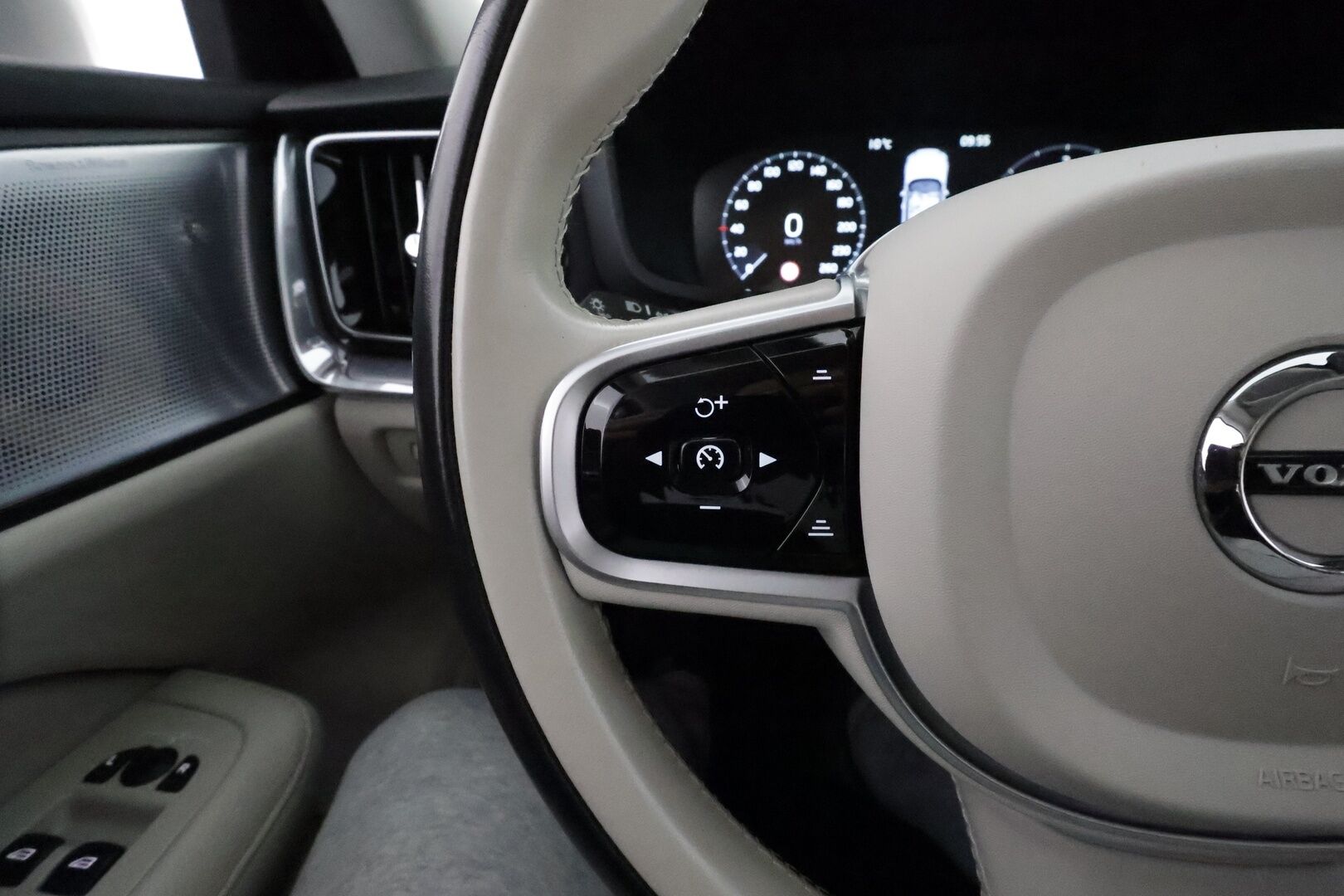 Volvo V60 2019 D4 Momentum aut *ACC / B&W / P.kamera / Full LED / Muistipenkit / Panorama / Navi / Vaaleat nahat* - Kahdet renkaat aluvanteilla