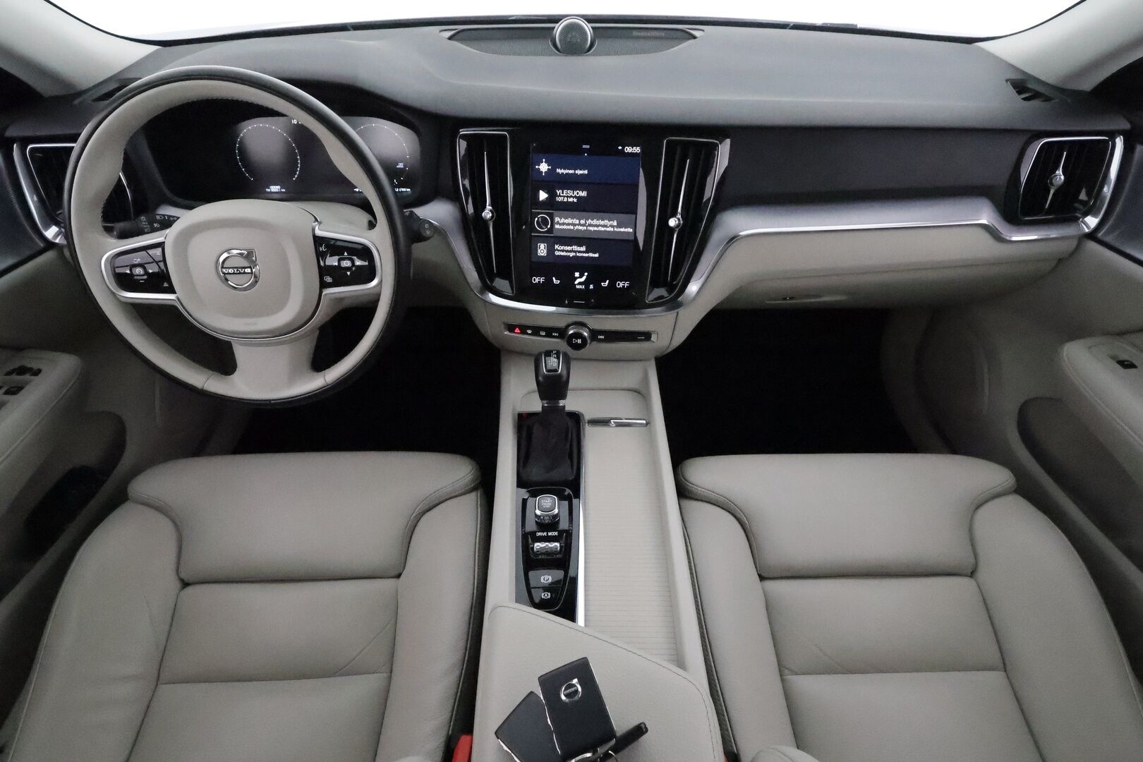 Volvo V60 2019 D4 Momentum aut *ACC / B&W / P.kamera / Full LED / Muistipenkit / Panorama / Navi / Vaaleat nahat* - Kahdet renkaat aluvanteilla