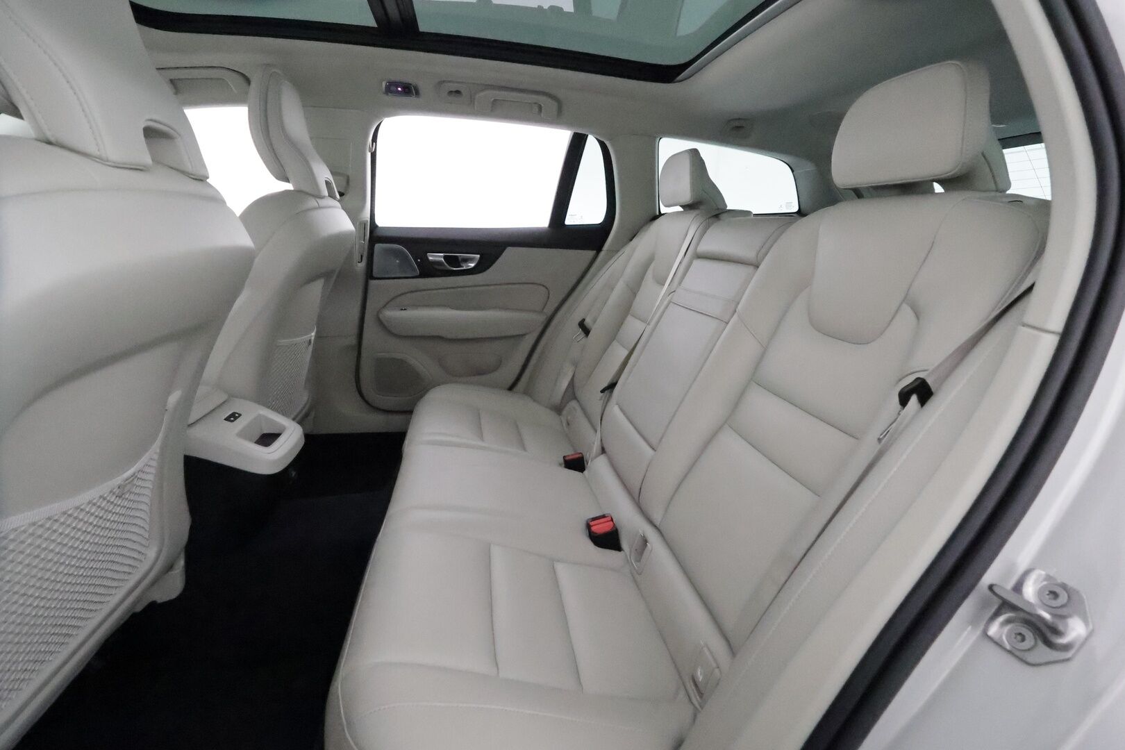 Volvo V60 2019 D4 Momentum aut *ACC / B&W / P.kamera / Full LED / Muistipenkit / Panorama / Navi / Vaaleat nahat* - Kahdet renkaat aluvanteilla
