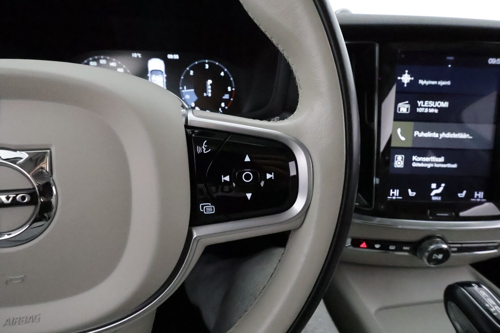 Volvo V60 2019 D4 Momentum aut *ACC / B&W / P.kamera / Full LED / Muistipenkit / Panorama / Navi / Vaaleat nahat* - Kahdet renkaat aluvanteilla