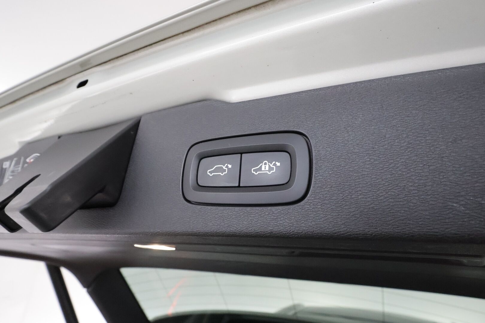 Volvo V60 2019 D4 Momentum aut *ACC / B&W / P.kamera / Full LED / Muistipenkit / Panorama / Navi / Vaaleat nahat* - Kahdet renkaat aluvanteilla
